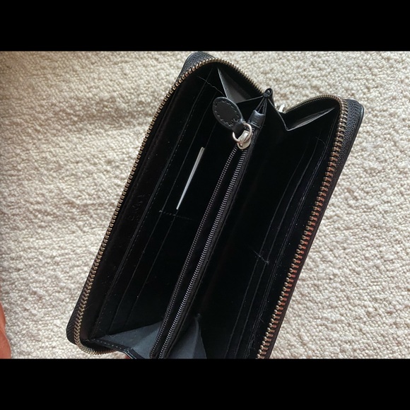 DKNY
Zip-around Long Leather Wallet - Picture 3 of 6